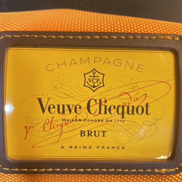 VUEVE CLICQUOT CHAMPAGNE TRAVEL CASE. Leather strap for secure closure/carry - Picture 8 of 10